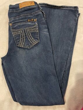 Seven7 Women's Dark Indigo Bootcut Jeans with Embroidered Back Pockets